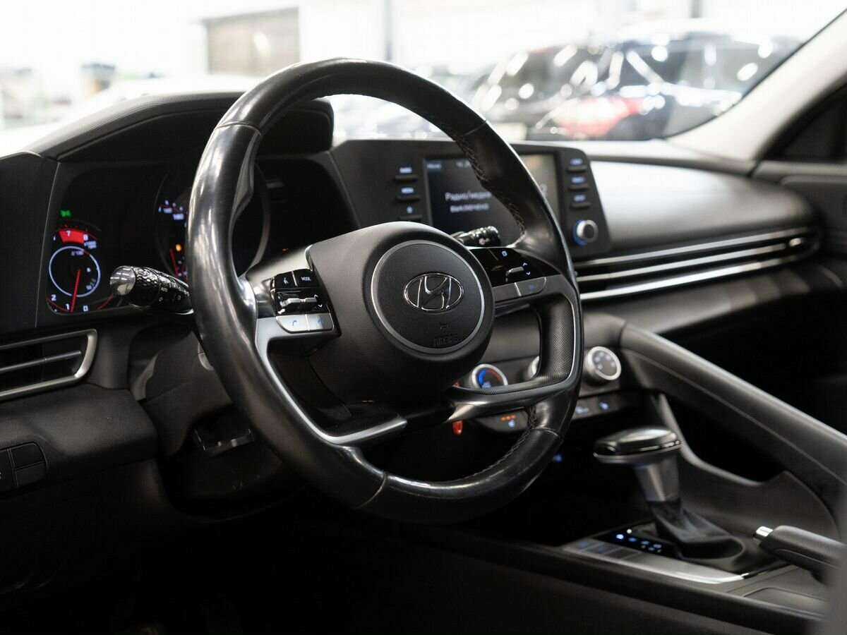 Hyundai Elantra с пробегом — 2021 год. Фото: #4