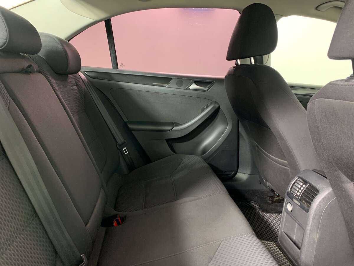 Volkswagen Jetta с пробегом — 2012 год. Фото: #14