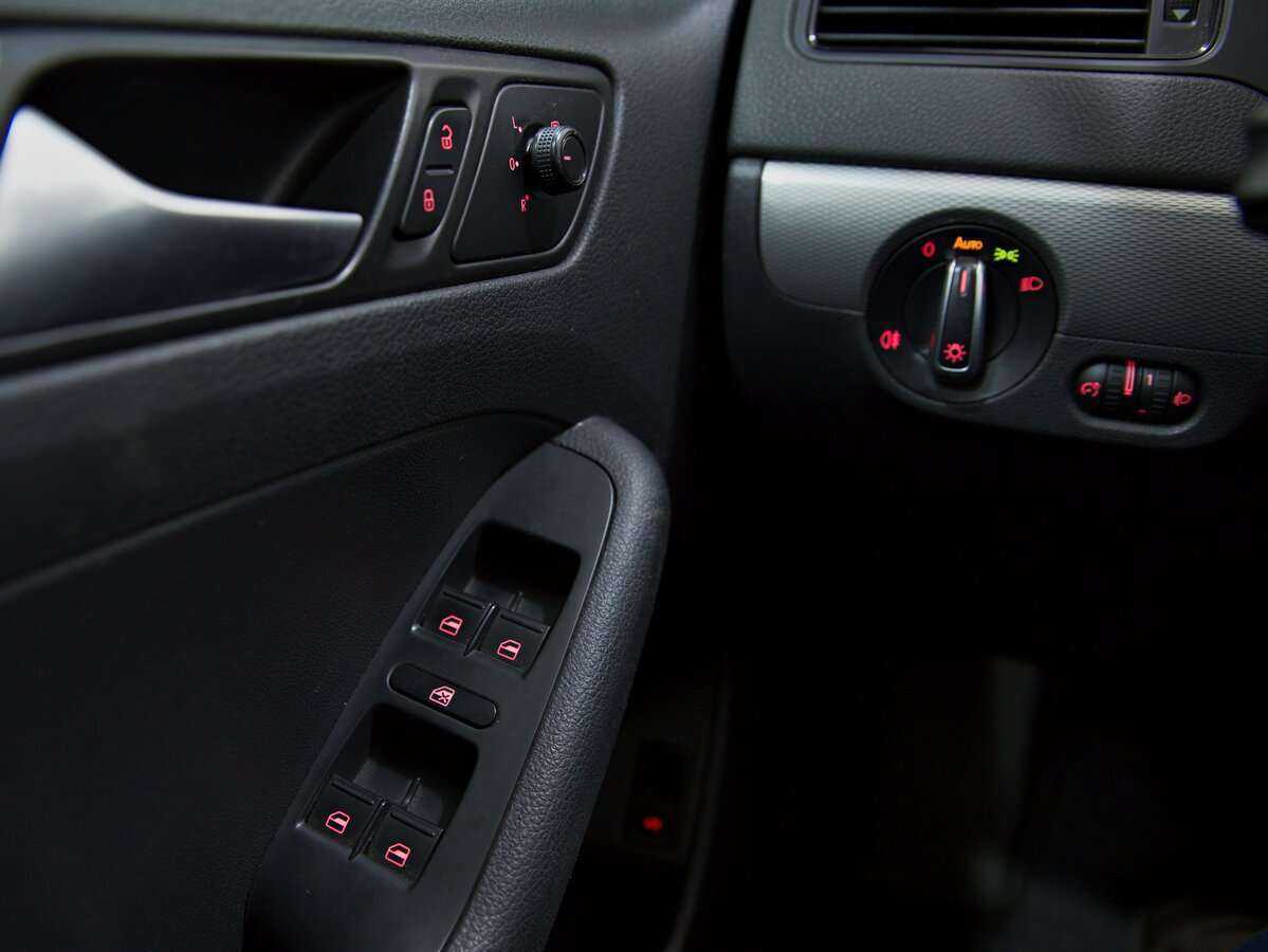 Volkswagen Jetta с пробегом — 2015 год. Фото: #6