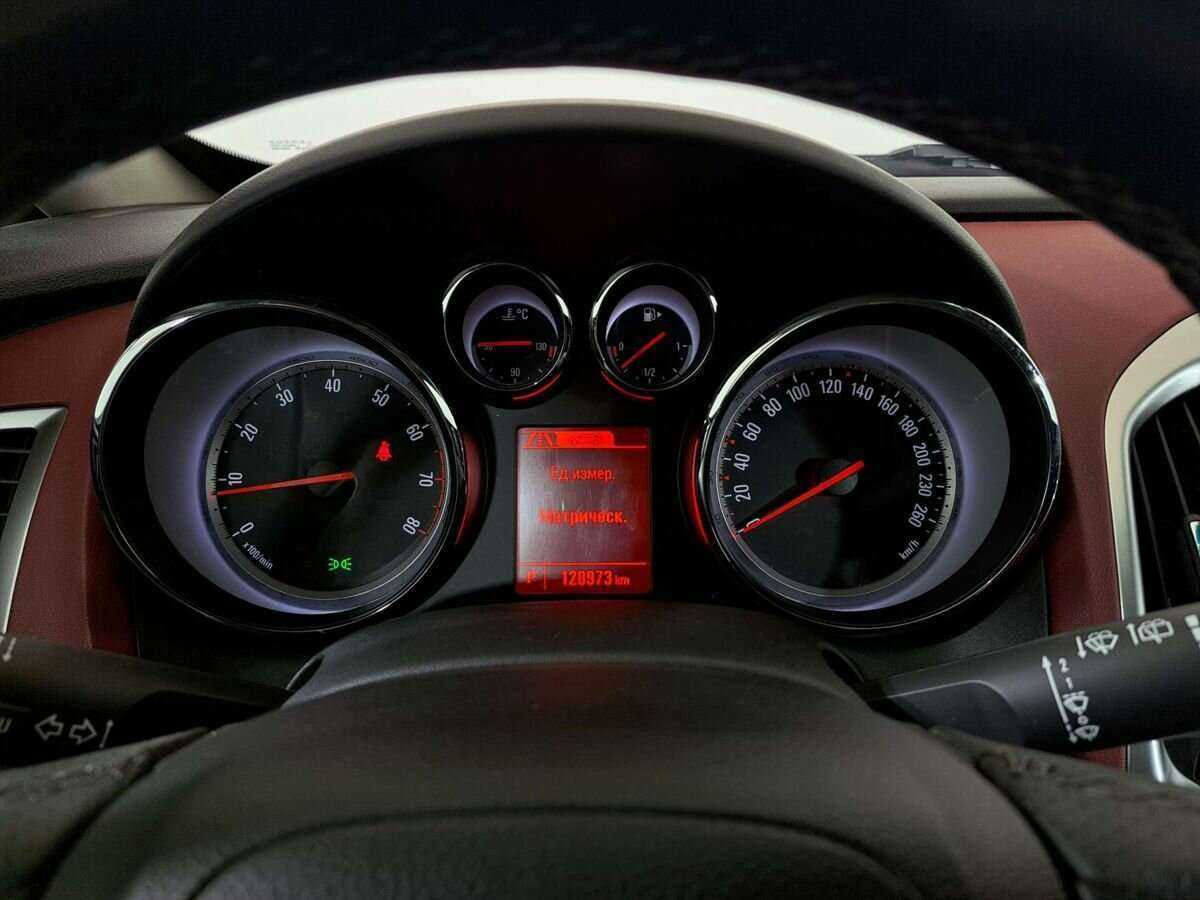 Opel Astra с пробегом — 2013 год. Фото: #10