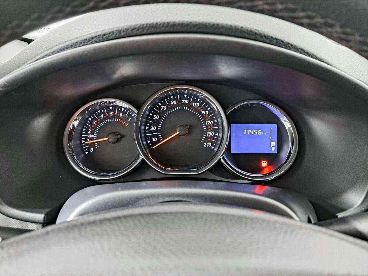 Renault Sandero с пробегом — 2017 год. Фото: #10