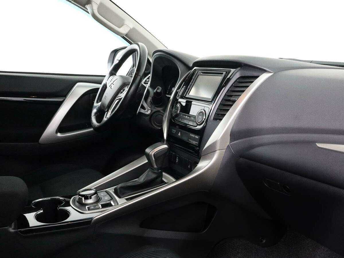 Mitsubishi Pajero Sport с пробегом — 2017 год. Фото: #6