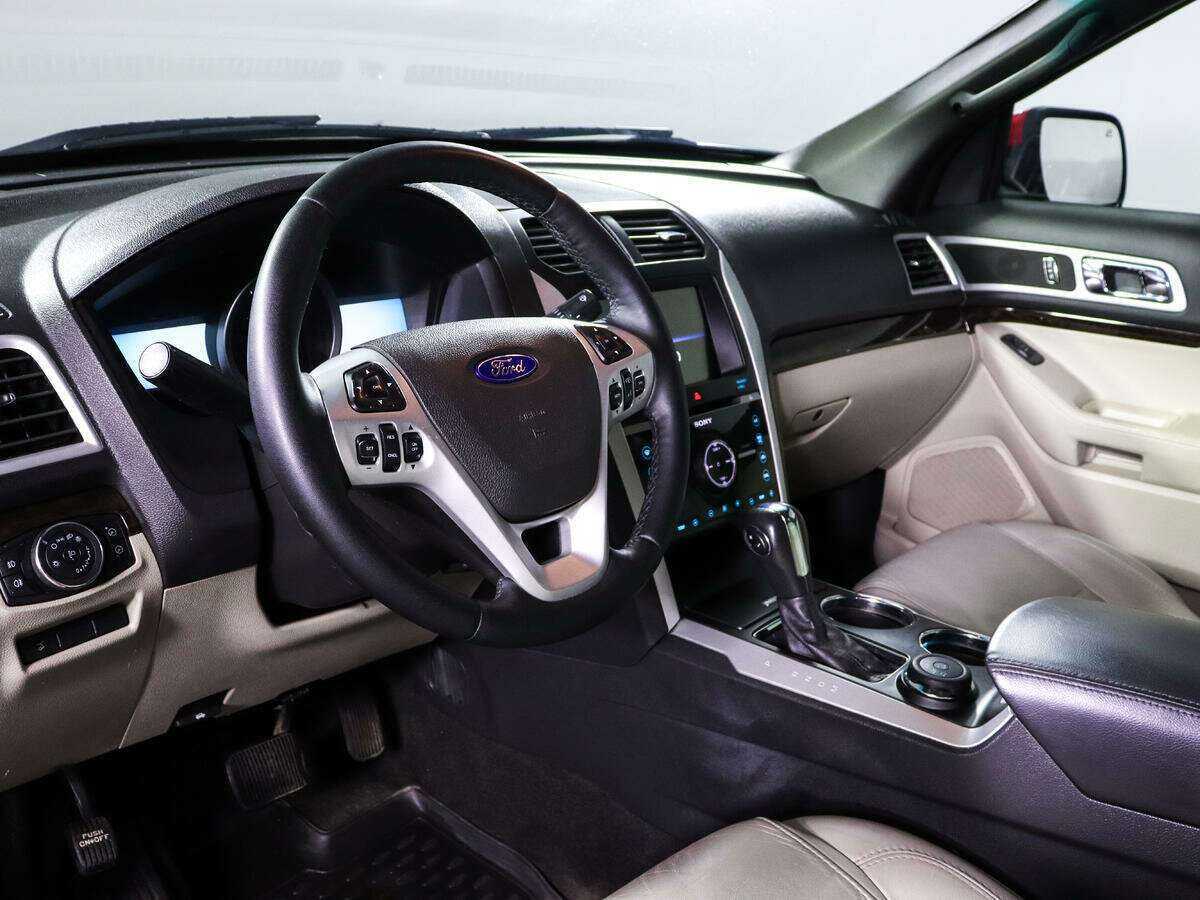 Ford Explorer с пробегом — 2012 год. Фото: #10