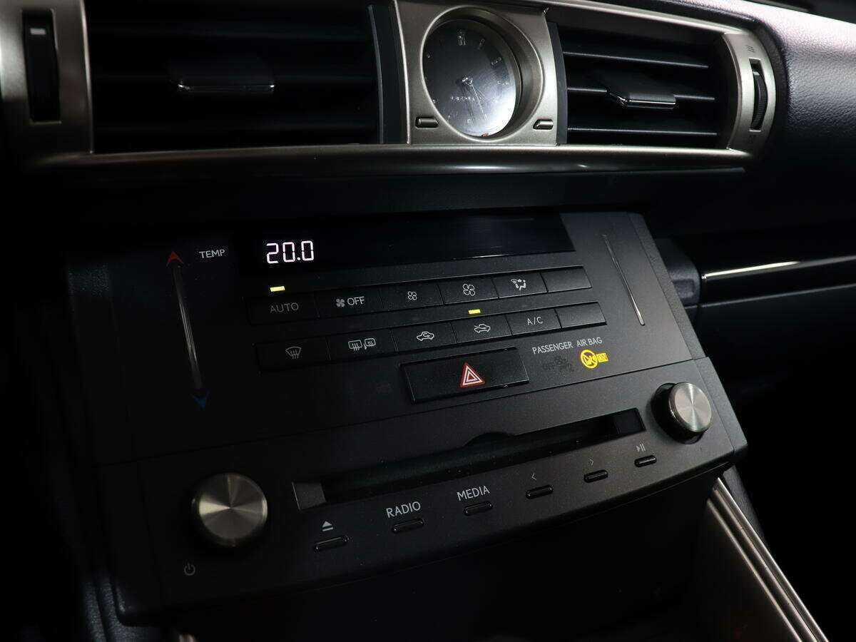 Lexus IS с пробегом — 2015 год. Фото: #17