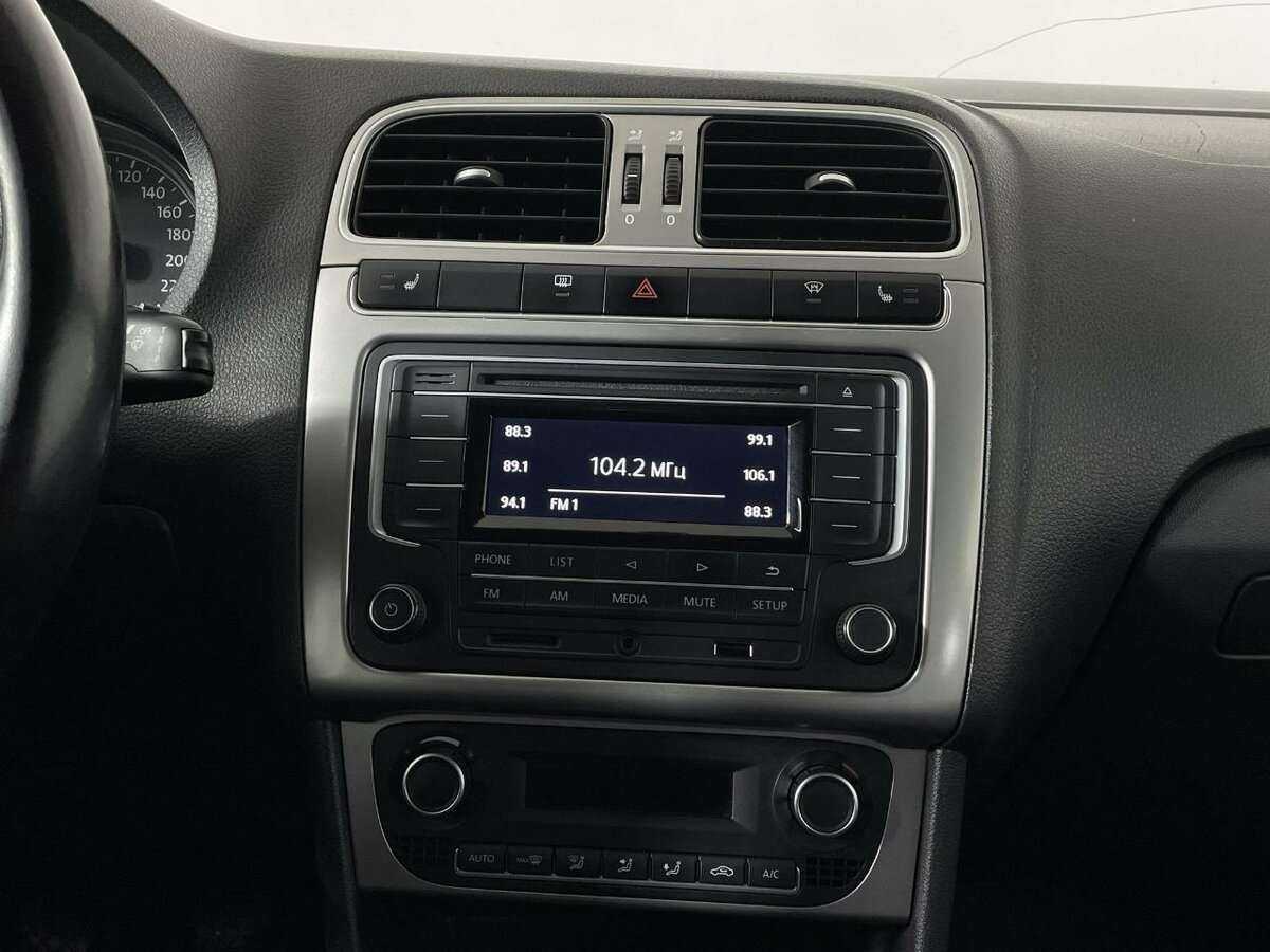 Volkswagen Polo с пробегом — 2015 год. Фото: #10