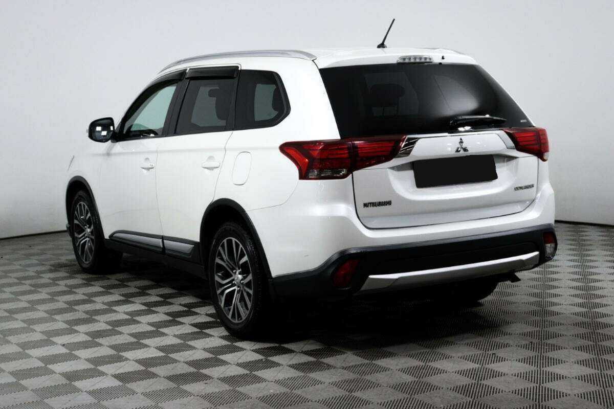 Mitsubishi Outlander с пробегом — 2015 год. Фото: #6