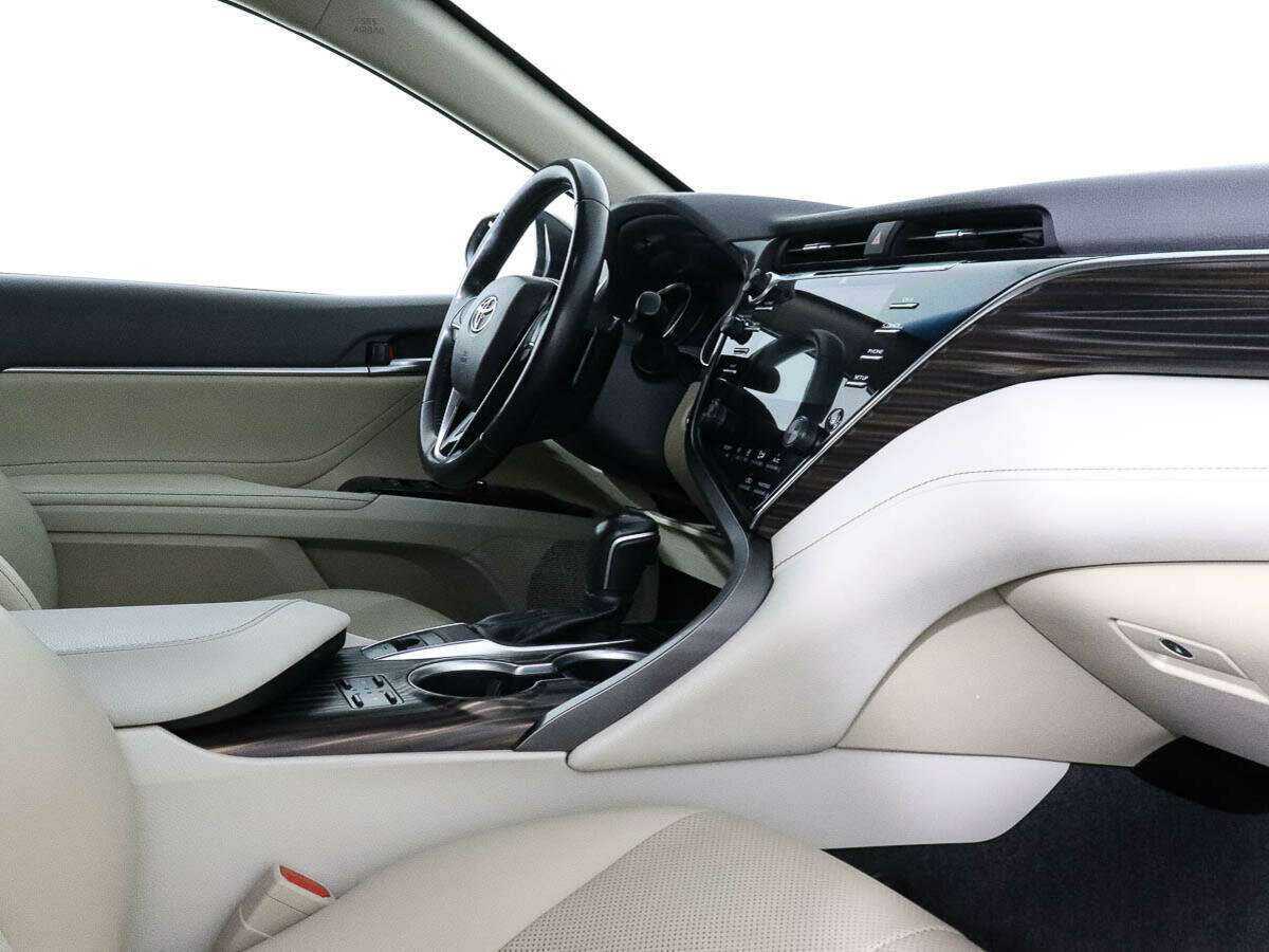 Toyota Camry с пробегом — 2018 год. Фото: #6