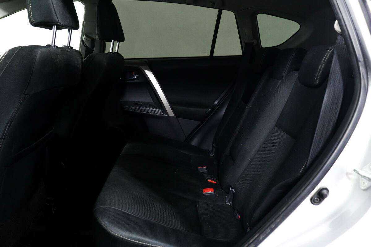 Toyota RAV4 с пробегом — 2015 год. Фото: #10