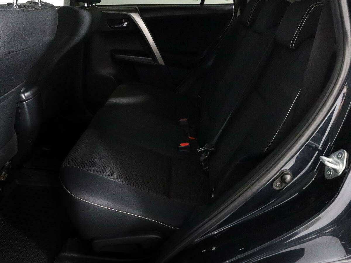 Toyota RAV4 с пробегом — 2017 год. Фото: #7