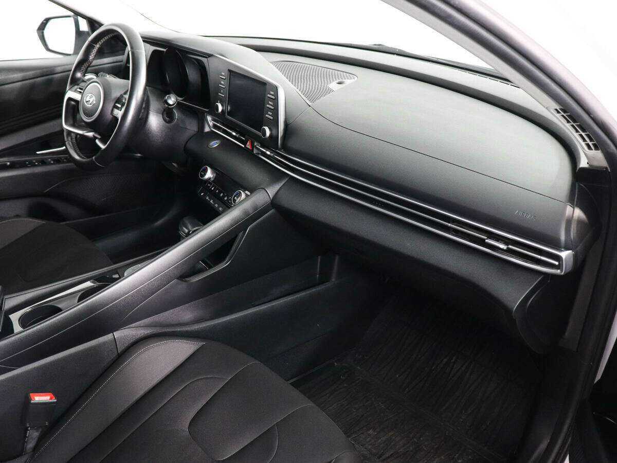 Hyundai Elantra с пробегом — 2021 год. Фото: #9