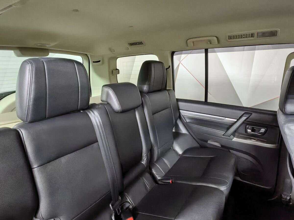 Mitsubishi Pajero с пробегом — 2015 год. Фото: #12