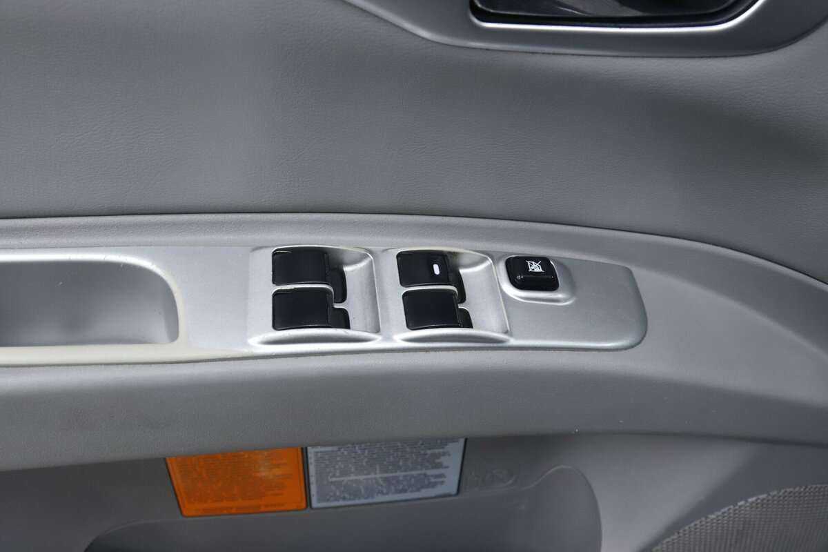 Mitsubishi Pajero Sport с пробегом — 2015 год. Фото: #9