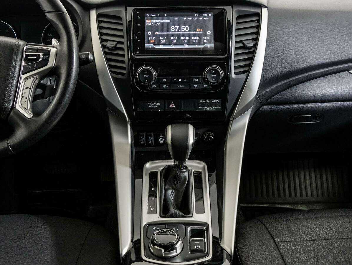 Mitsubishi Pajero Sport с пробегом — 2017 год. Фото: #12