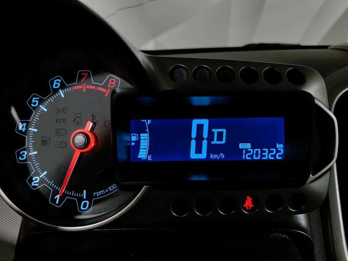 Chevrolet Aveo с пробегом — 2012 год. Фото: #12