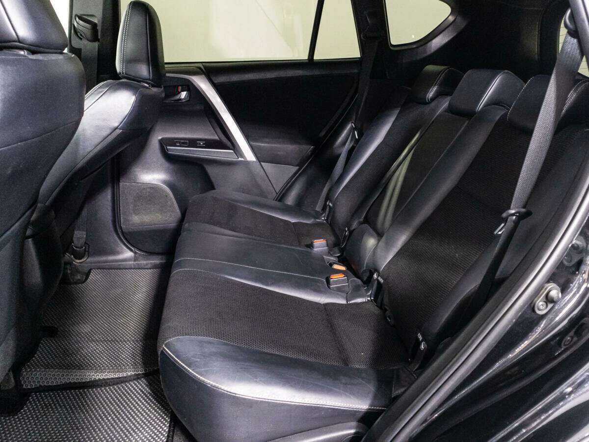Toyota RAV4 с пробегом — 2016 год. Фото: #9