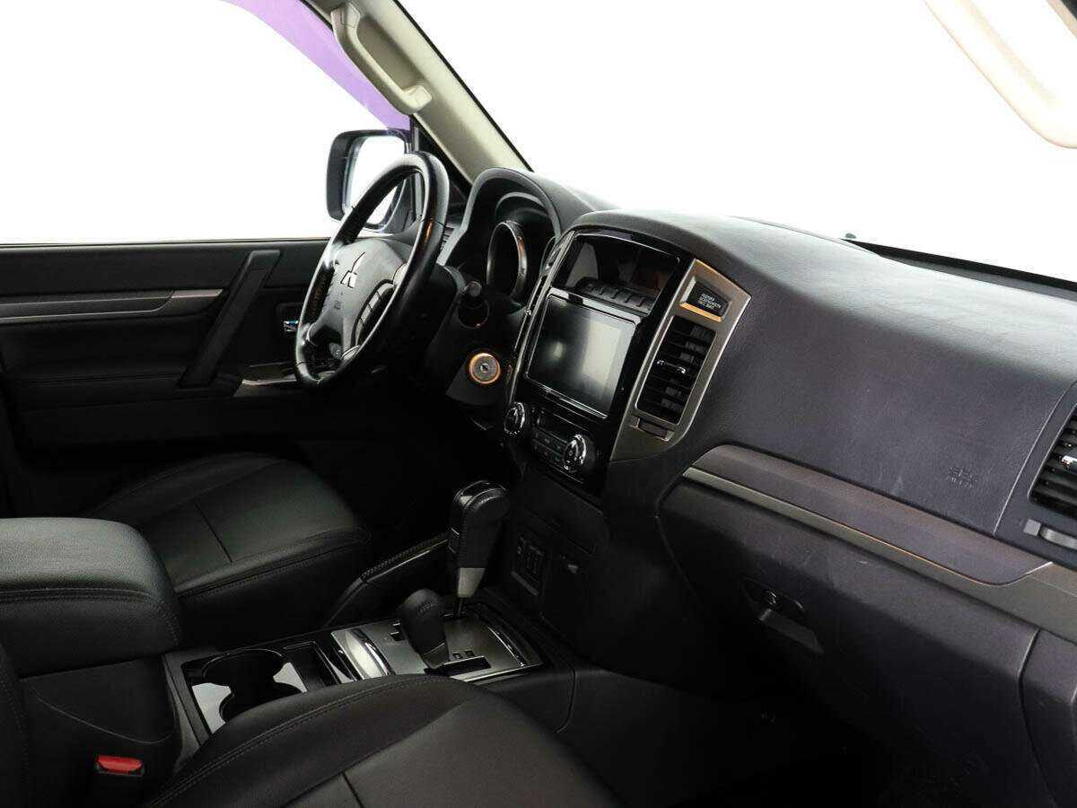 Mitsubishi Pajero с пробегом — 2015 год. Фото: #3