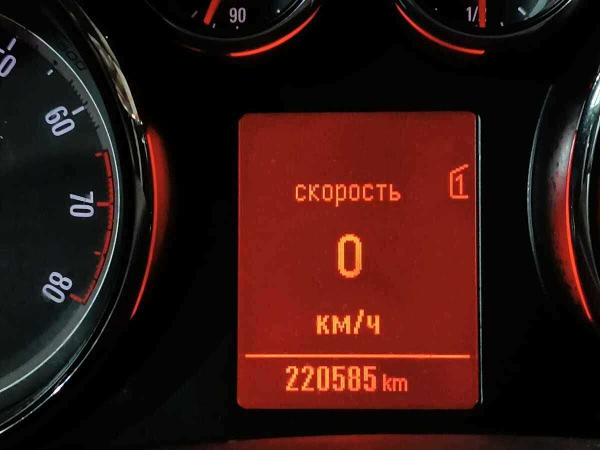 Opel Astra с пробегом — 2012 год. Фото: #12