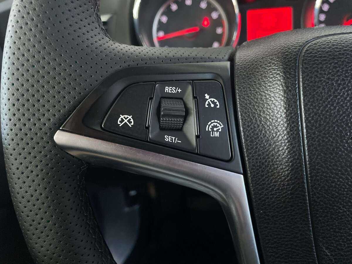 Opel Astra с пробегом — 2012 год. Фото: #10