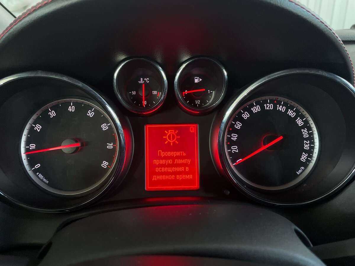 Opel Astra с пробегом — 2012 год. Фото: #12