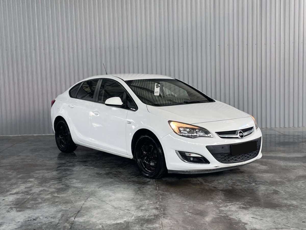 Opel Astra с пробегом — 2013 год. Фото: #2