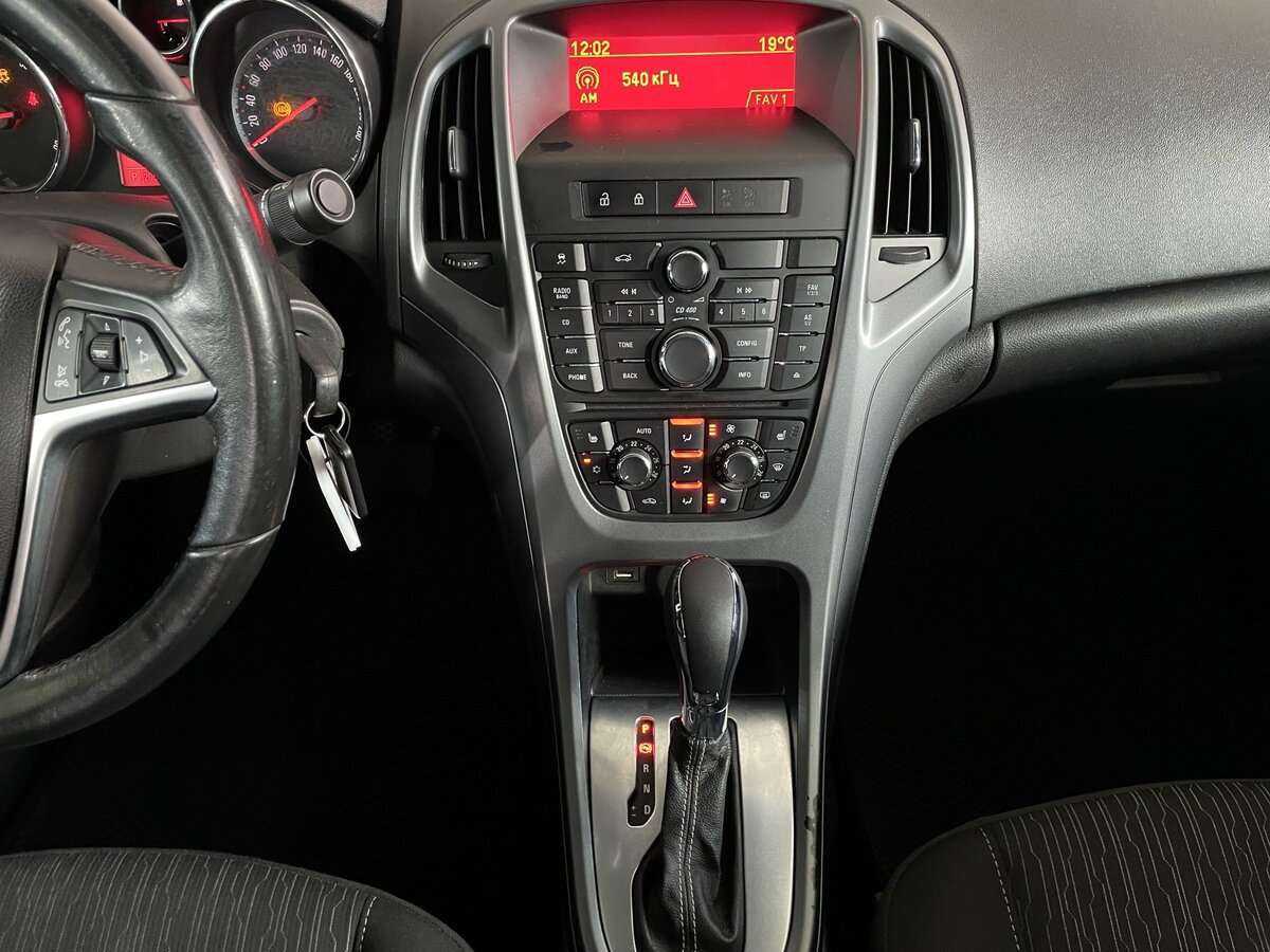 Opel Astra с пробегом — 2013 год. Фото: #10