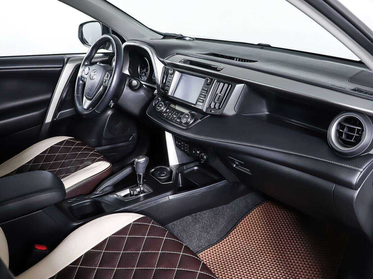 Toyota RAV4 с пробегом — 2018 год. Фото: #8
