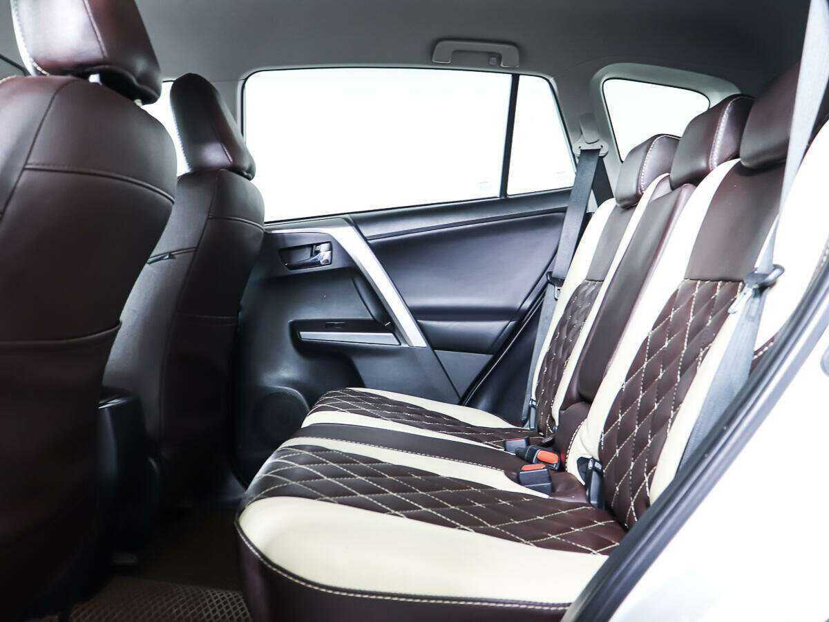 Toyota RAV4 с пробегом — 2018 год. Фото: #9