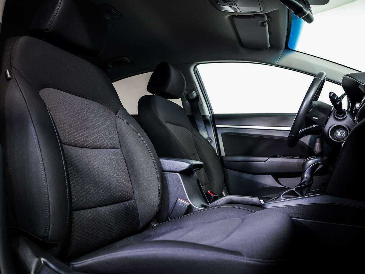 Hyundai Elantra с пробегом — 2019 год. Фото: #9
