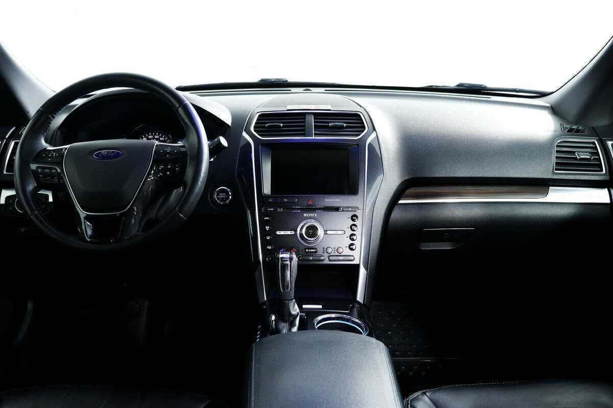 Ford Explorer с пробегом — 2015 год. Фото: #10