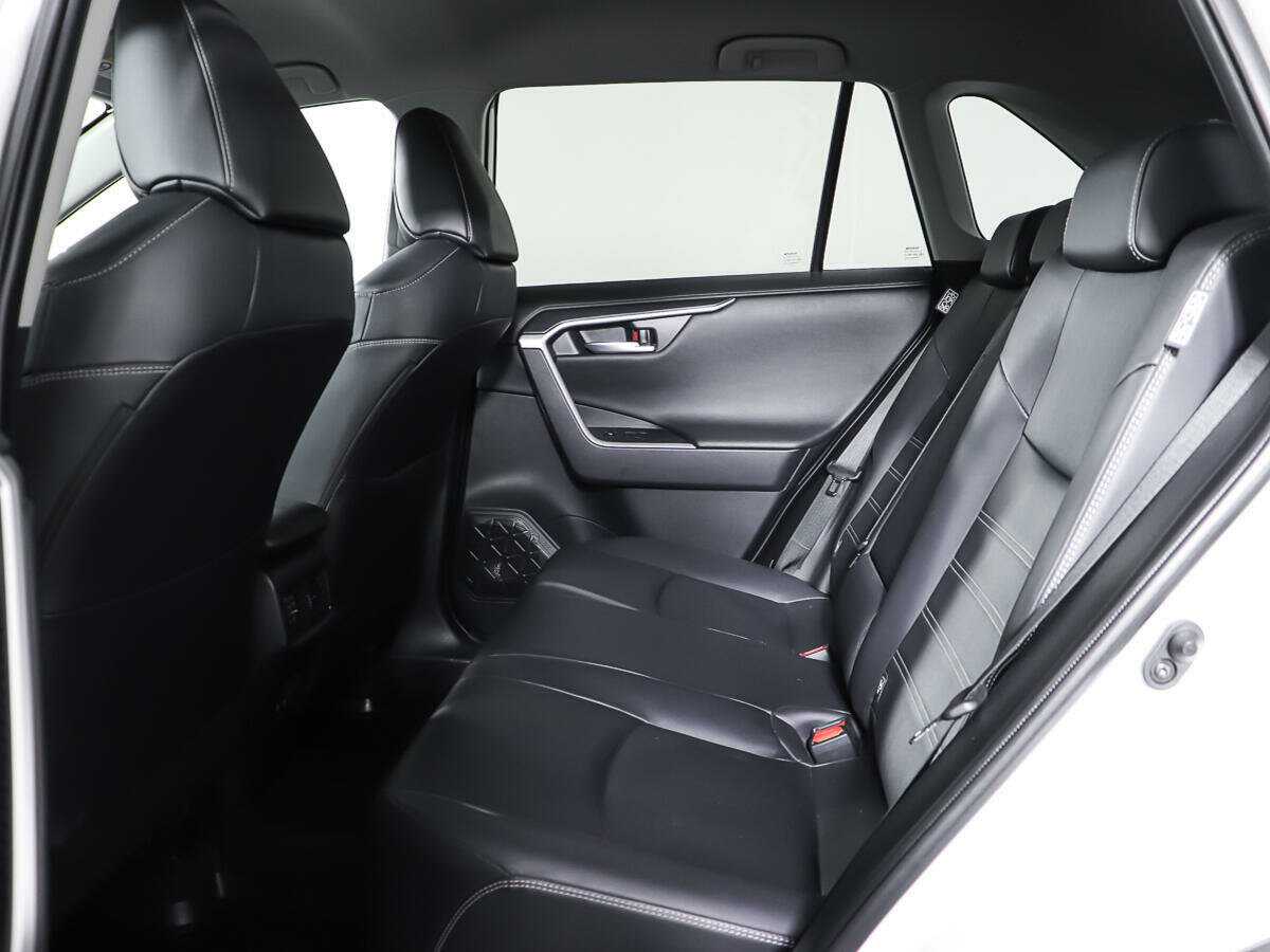 Toyota RAV4 с пробегом — 2020 год. Фото: #9