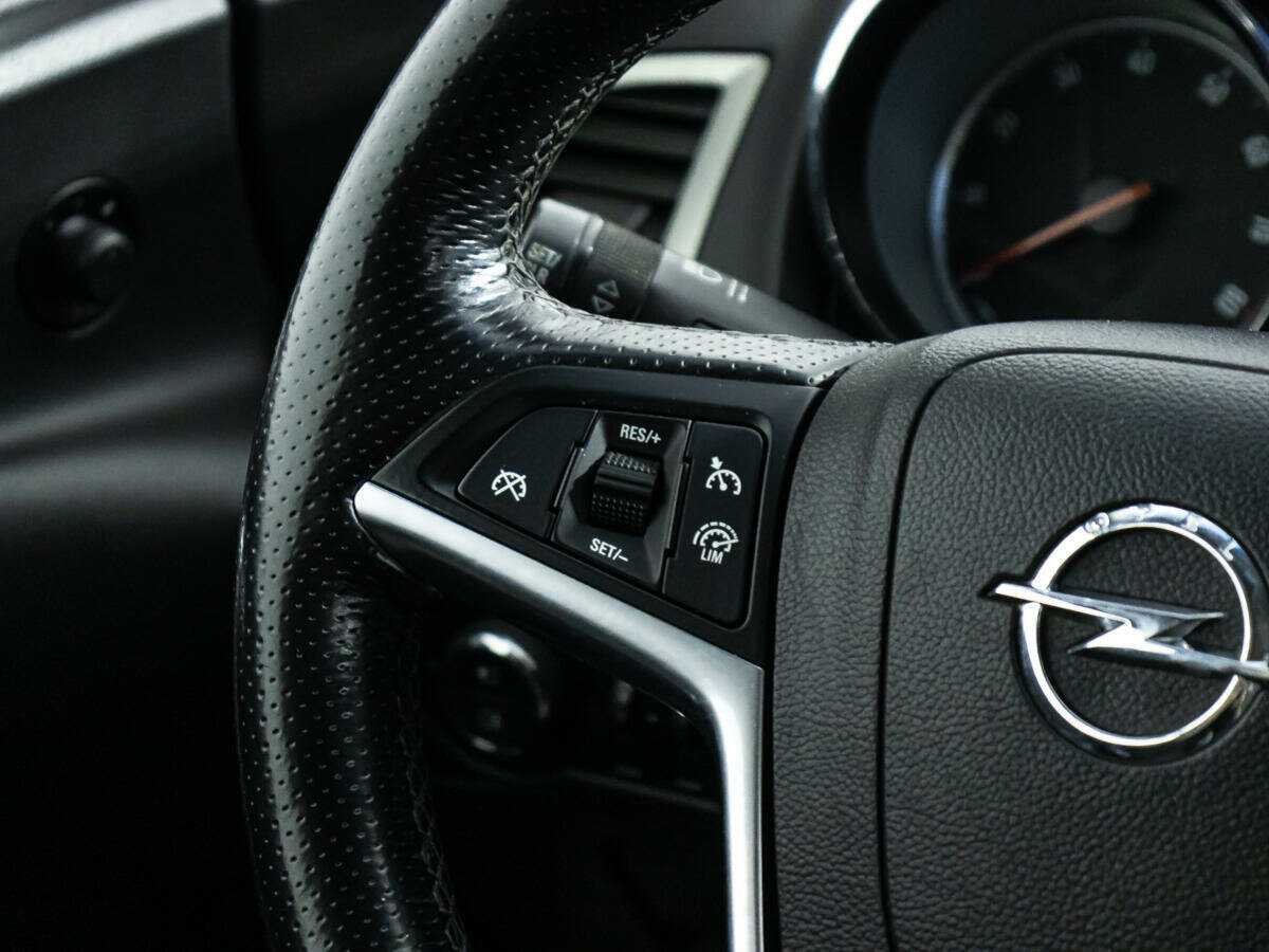 Opel Astra с пробегом — 2012 год. Фото: #16