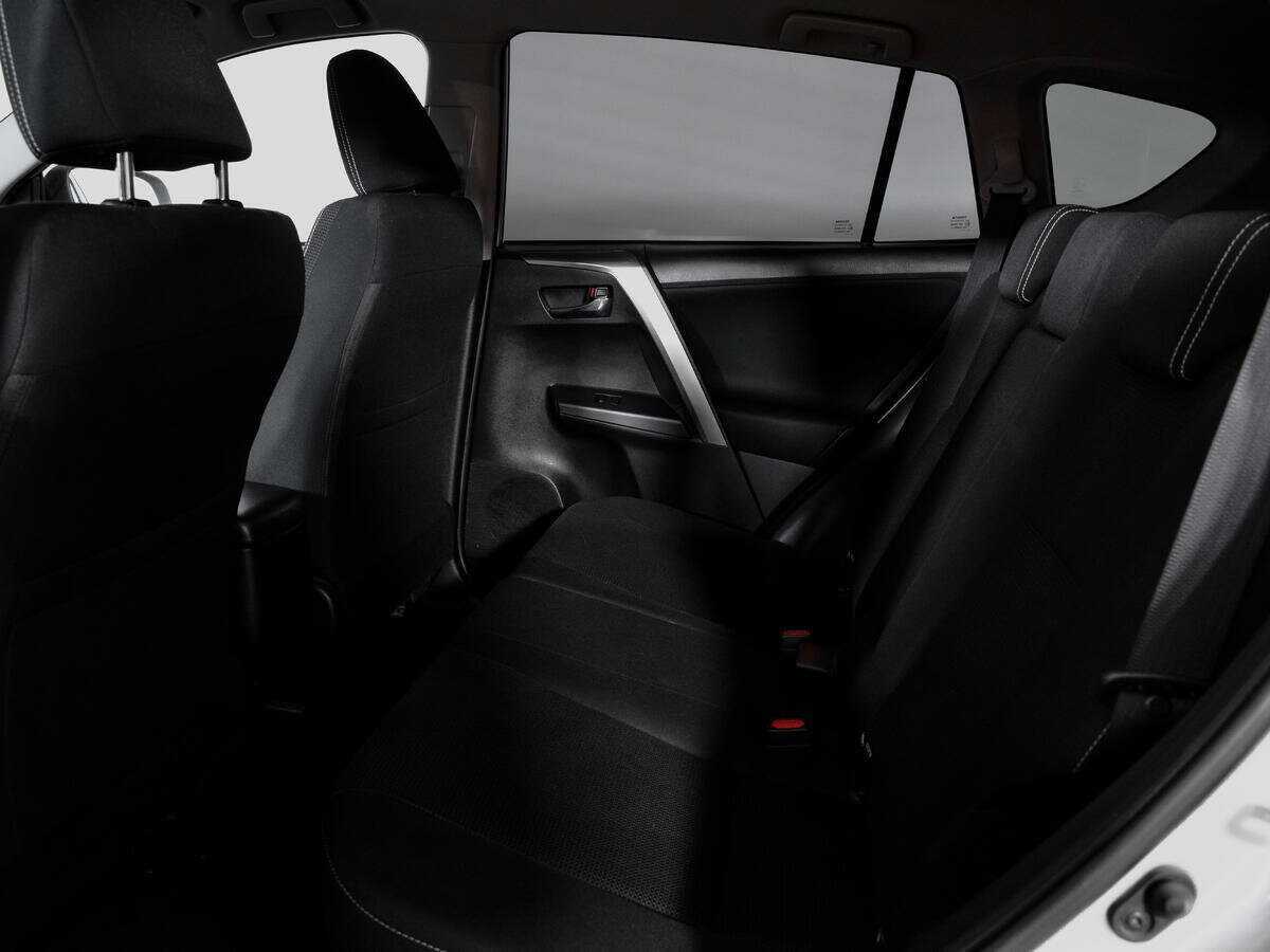 Toyota RAV4 с пробегом — 2018 год. Фото: #9