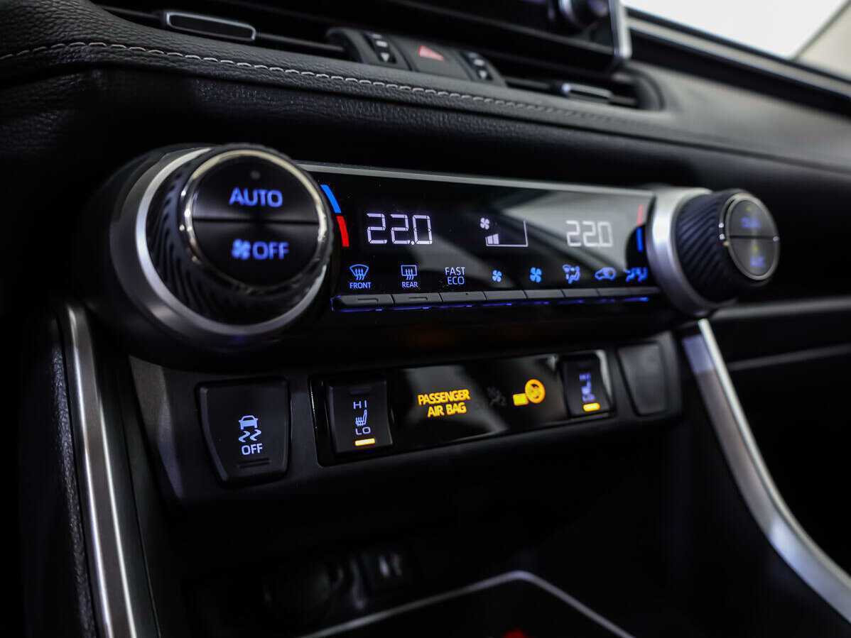 Toyota RAV4 с пробегом — 2020 год. Фото: #11