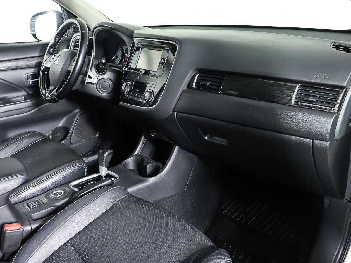 Mitsubishi Outlander с пробегом — 2015 год. Фото: #8
