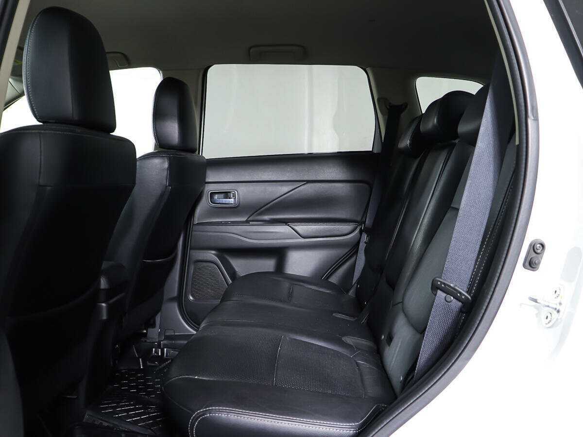 Mitsubishi Outlander с пробегом — 2015 год. Фото: #9