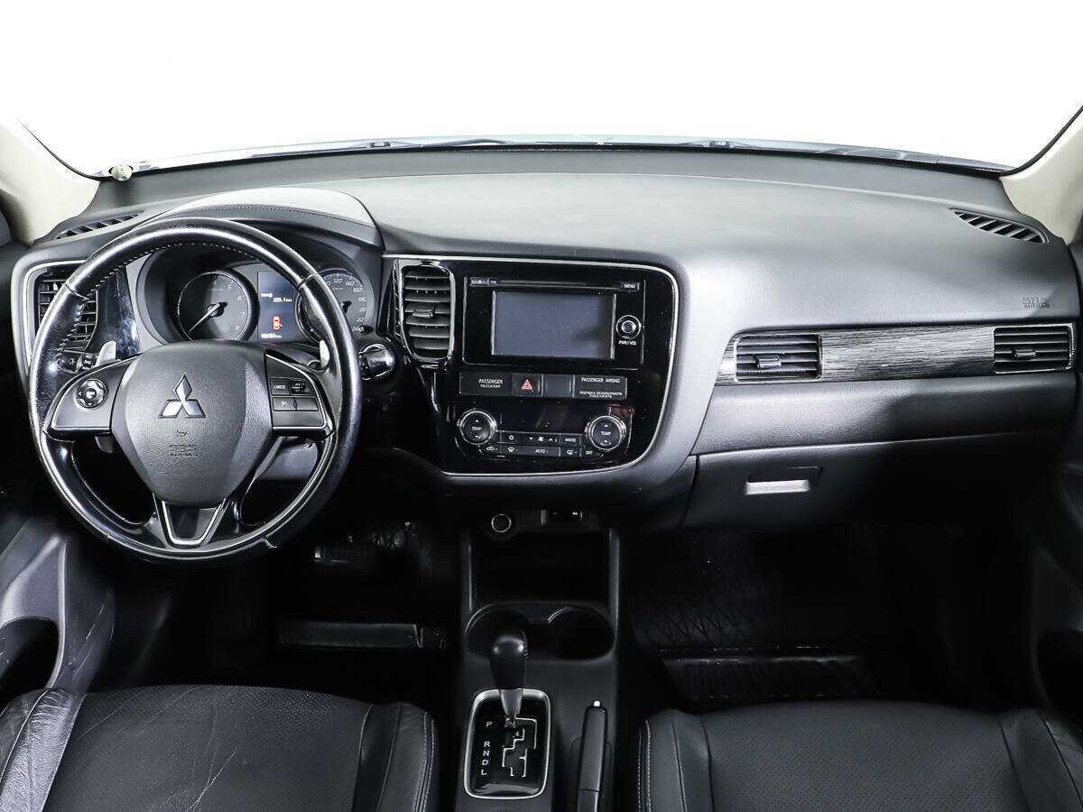 Mitsubishi Outlander с пробегом — 2015 год. Фото: #10