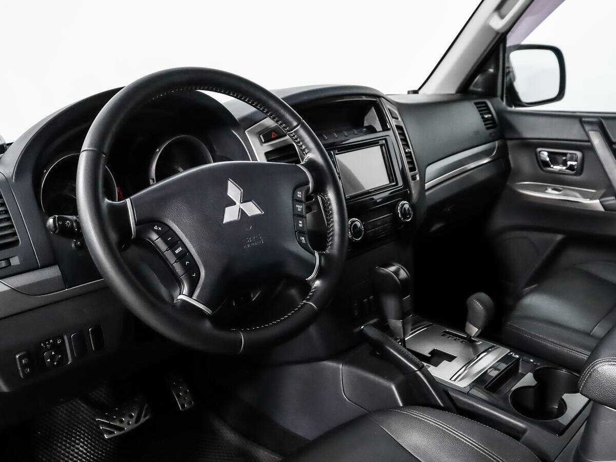 Mitsubishi Pajero с пробегом — 2015 год. Фото: #8