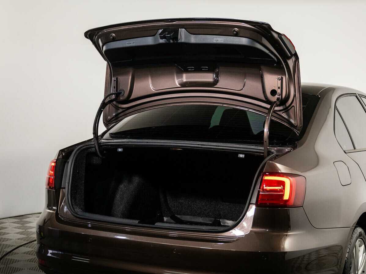 Volkswagen Jetta с пробегом — 2016 год. Фото: #16