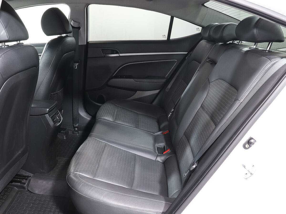 Hyundai Elantra с пробегом — 2017 год. Фото: #8