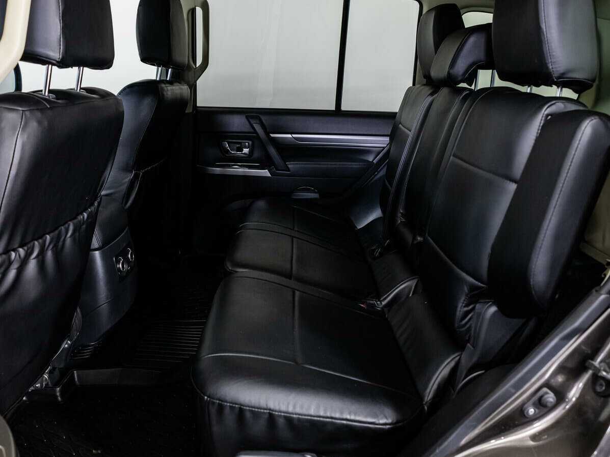 Mitsubishi Pajero с пробегом — 2015 год. Фото: #8