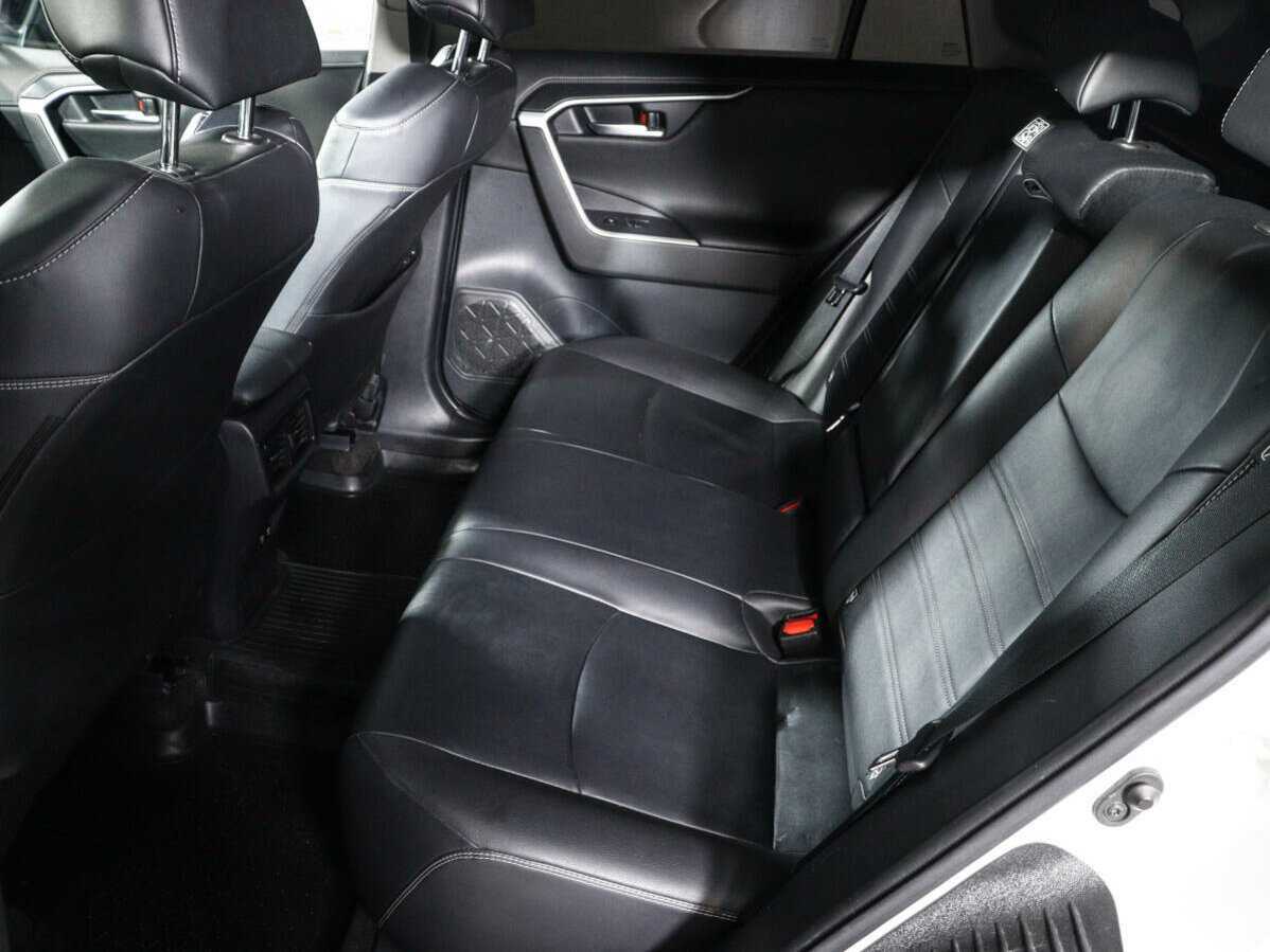 Toyota RAV4 с пробегом — 2020 год. Фото: #9