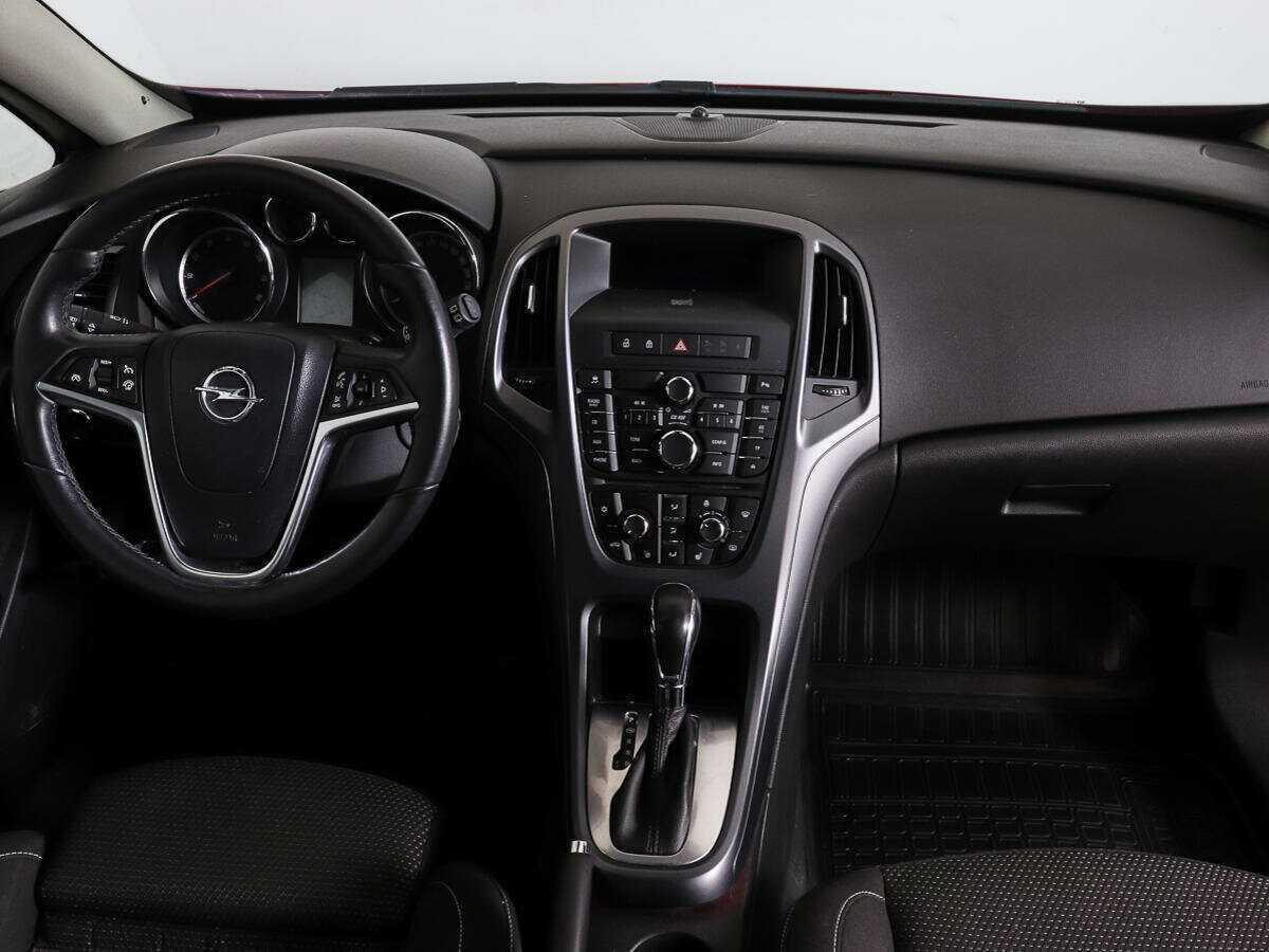 Opel Astra с пробегом — 2012 год. Фото: #10