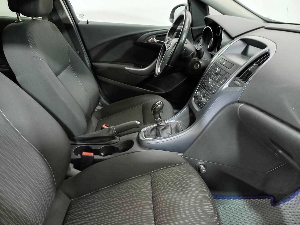 Opel Astra с пробегом — 2012 год. Фото: #9