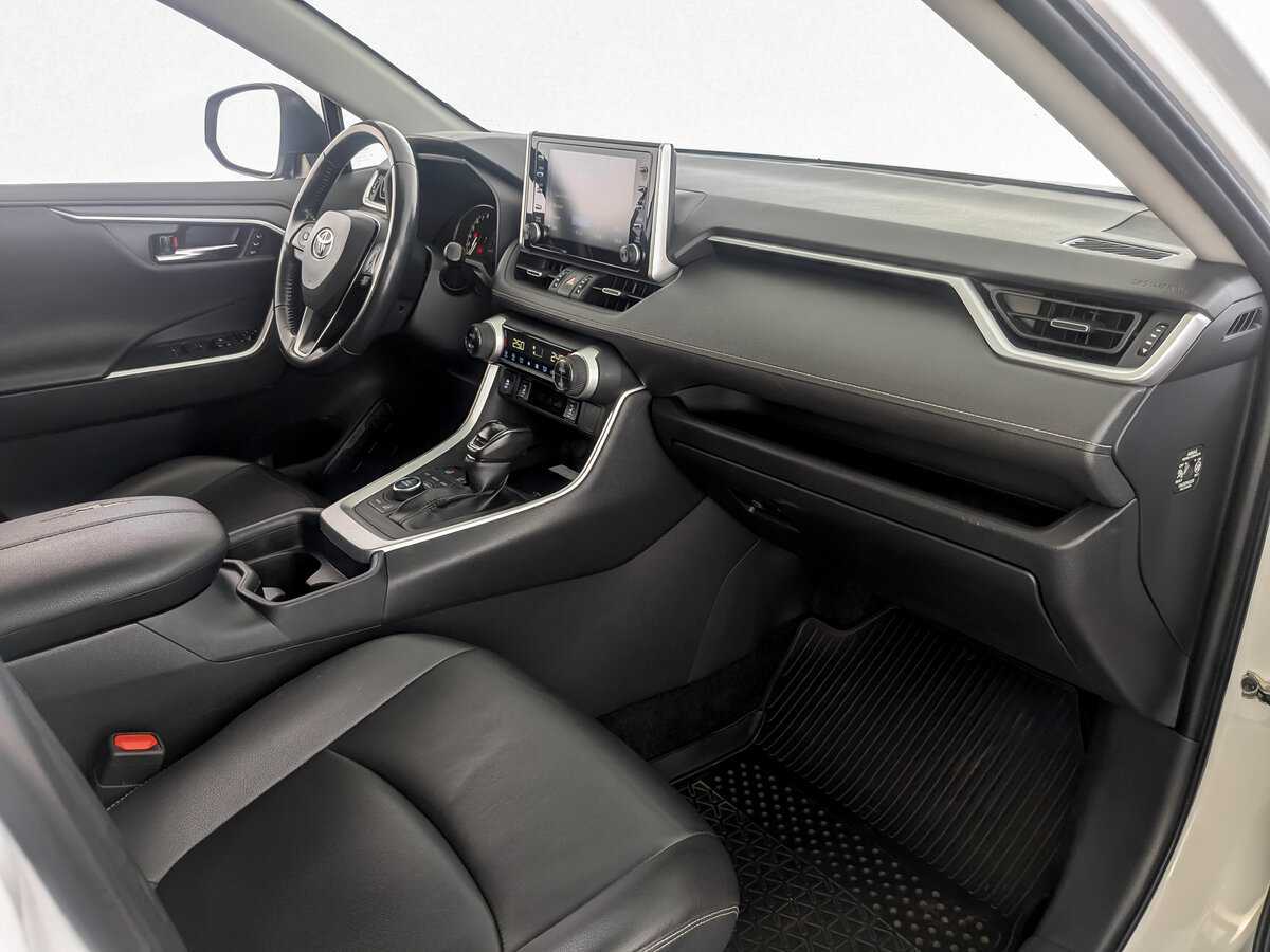 Toyota RAV4 с пробегом — 2020 год. Фото: #8