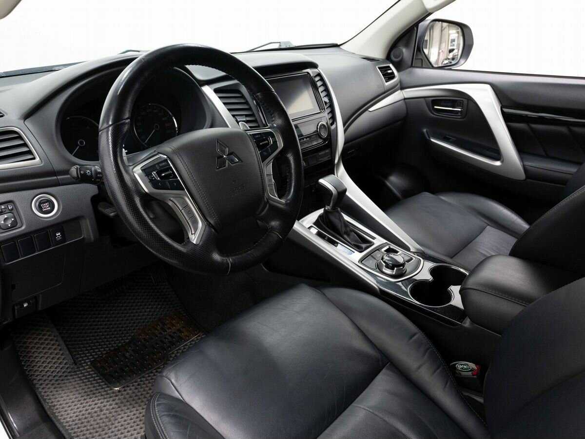 Mitsubishi Pajero Sport с пробегом — 2017 год. Фото: #6