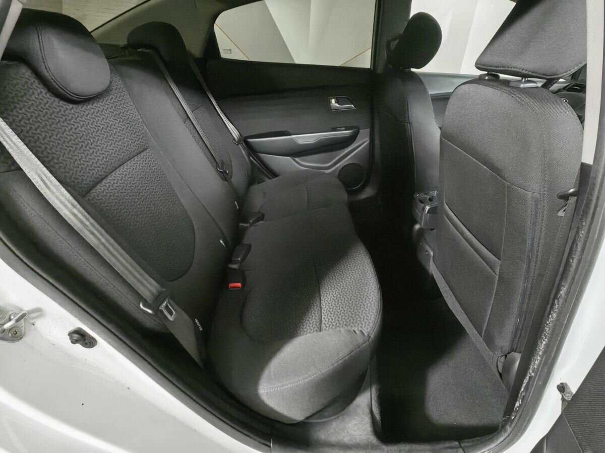 Kia Rio с пробегом — 2013 год. Фото: #11