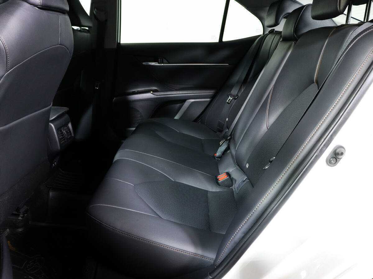 Toyota Camry с пробегом — 2018 год. Фото: #9