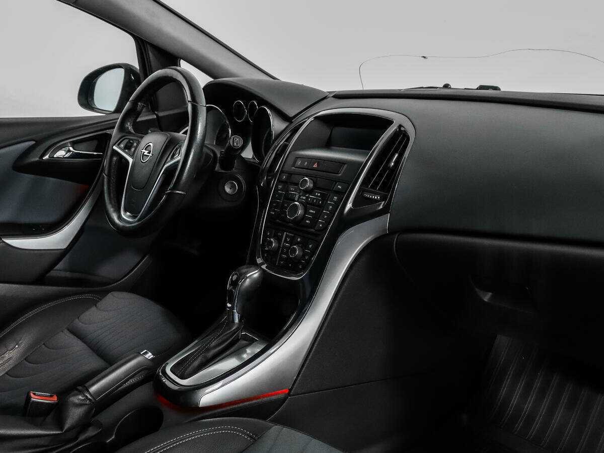 Opel Astra с пробегом — 2013 год. Фото: #10