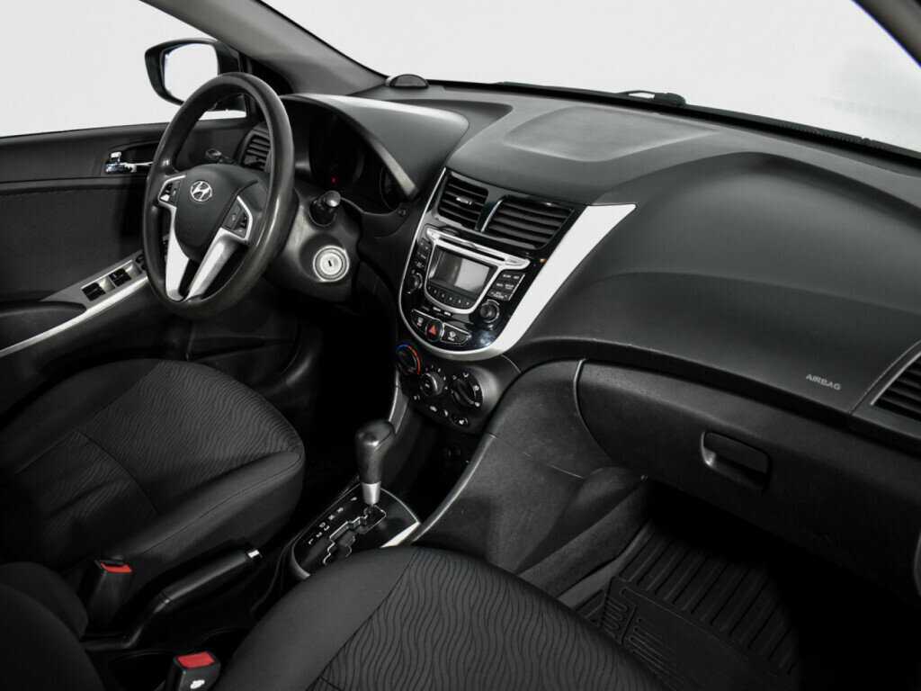 Hyundai Solaris с пробегом — 2012 год. Фото: #8