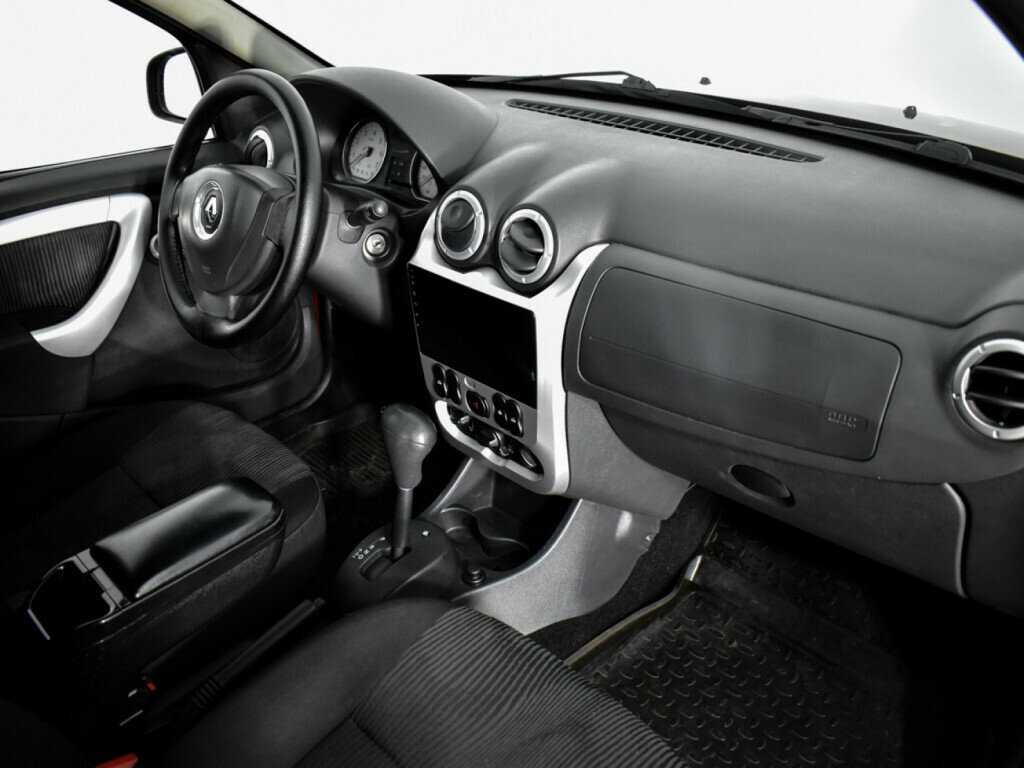 Renault Sandero с пробегом — 2012 год. Фото: #10